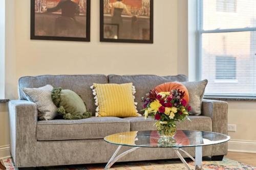 St. Ben's Apartamento | NEW! 1 Garage Spot Included! Near brown line! North Center/St. Ben's Location!