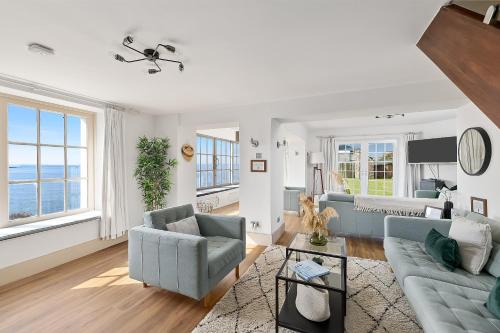 Newton Ferrers Casa | NEW 2024 Modern Luxury Holiday Home on the Beach in Devon - Free Parking, Pets Welcome, Sleeps 10