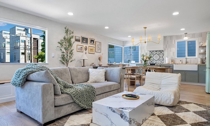 Ballard Apartamento | NEW 2BD Trendy Suite with Free Parking and AC