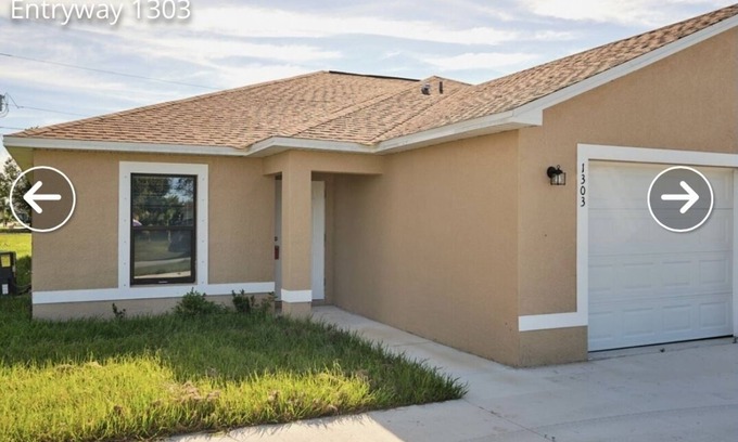 Cape Coral Casa | NEW 3 Bed 2 Bath with Full Size Kitchen Vacation Home - Free Wifi and Parking