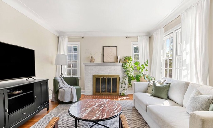 Dicken Casa | NEW 3 BR, 5 Bed Tudor <1 Mile to The Big House