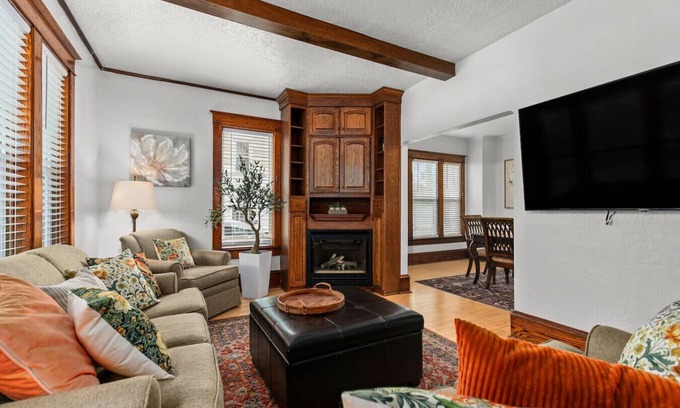 Appleton Casa | New! 3BR Sleeps 9! 4 min to Downtown Appleton