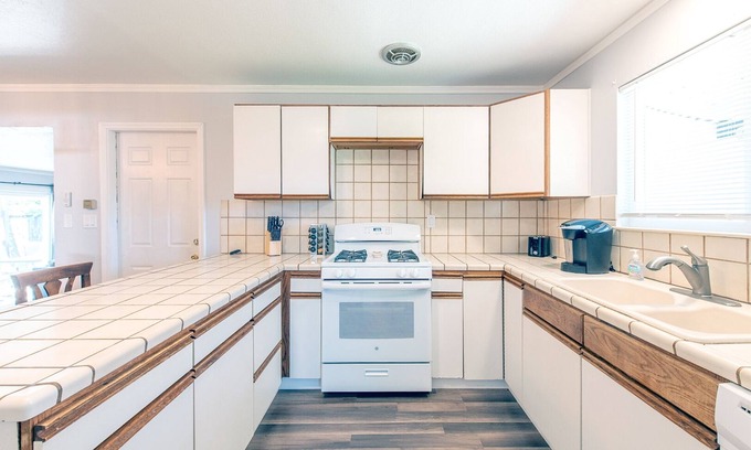 Shasta View Casa | NEW 3BR SMARTHOME W/ WIFI | GAMES | GOOD LOCATION