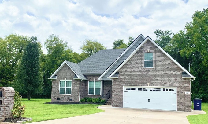 Shelbyville Casa | NEW 4 Bdrm house in Shelbyville - great neighborhood, 2 mi to Cooper Steel Arena