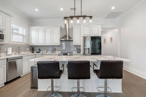 Mid-City Casa | New 4 Bed luxury house w/Private Heated Pool