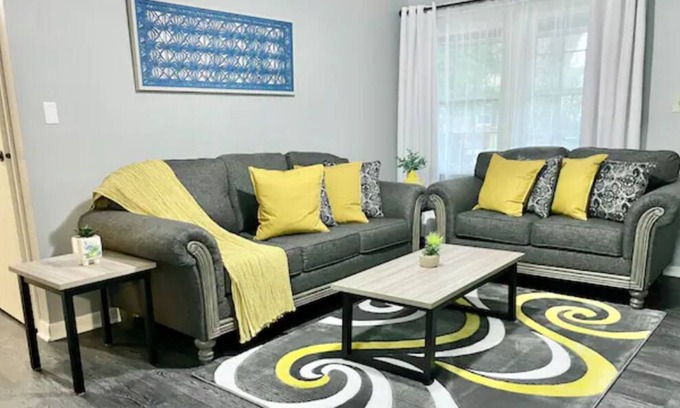 Acton Casa | *New* 4 Bedrooms, 10 min to Downtown, Sleeps 10!