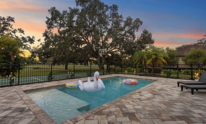 Whitfield Casa | NEW!4B/2BA/Pool/Pickleball/Putting Green/BBALL/ON GOLF COURSE