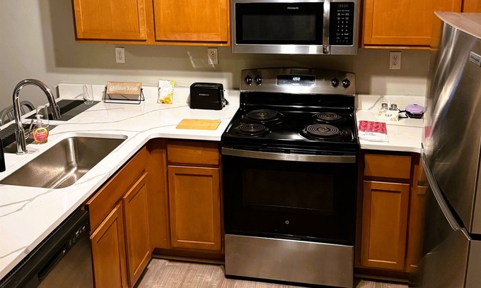 Burns Park Apartamento | * NEW * 4BR Retreat | Heart of Campus w/ Parking