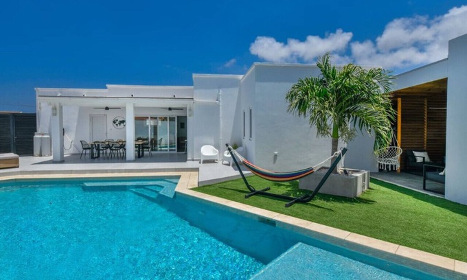 Koyari Casa | NEW 4BR Villa w/ Large Pool & Gym | Villa Charly