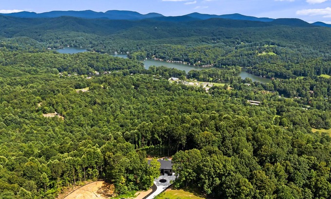 Tuxedo Casa | New 5-bedroom modern mountaintop home next to apple orchard near Hendersonville,