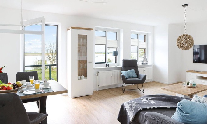 Toenning Apartamento | New 5-star vacation apartment with a fantastic view of the Eider.