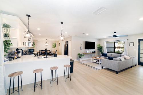 Crystal River Casa | New 6min to 3 Sister Springs, Spacious, Fun with Game Room