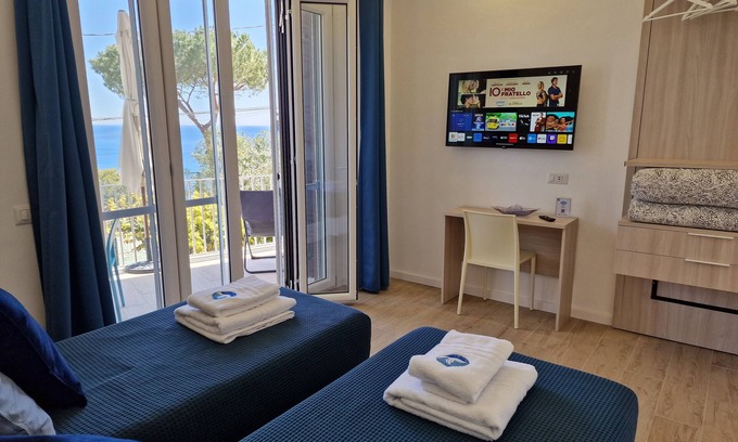 Marina del Cantone Apartamento | New apartment 100 meters from the sea