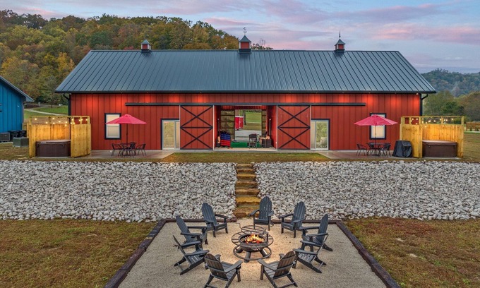 Stanton Casa | New Barndo/Kayak Launch/ 2 Private Hot Tubs