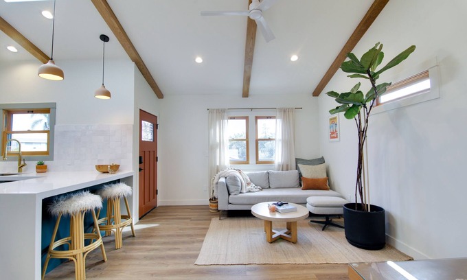 Eastside Casa | New Beach Bungalow 5 min from beach and restaurants + Hot Tub!