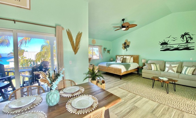 Alice Town Condominio | New! Beautiful "Bahamas Sunset" Ocean View! Walk to Pool/Casino! Private Beach