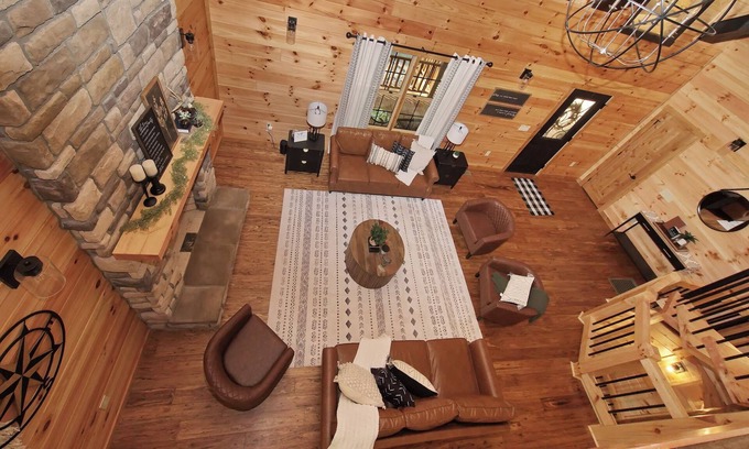 Logan Cabina | "New" Beautiful Cabin/Lodge-CHECKOUT 8 PM ON SUNDAYS!! SLEEPS 14- Logan, OH
