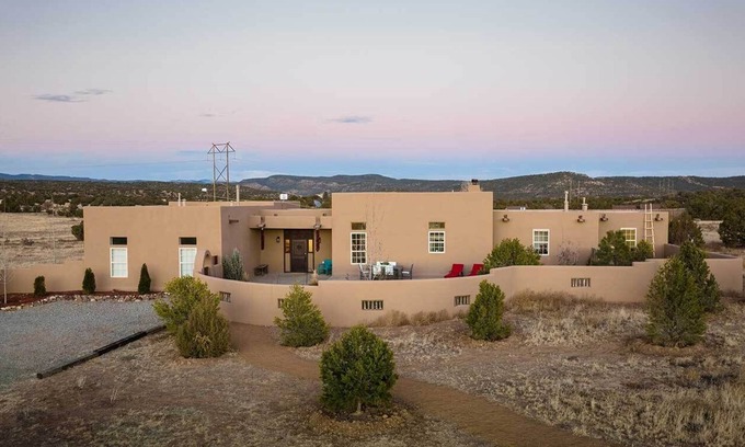 Canoncito Casa | **NEW** Beautiful High End Home 20 min from Plaza