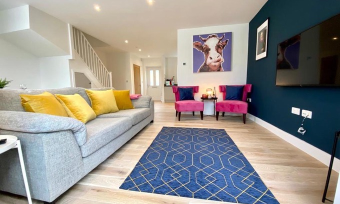 Poole Casa | NEW Beautiful Large 3 bedroom House - 5 Minutes to the nearest Beach! - Great Location - Garden - Parking - Fast WiFi - Smart TV - Newly decorated - sleeps up to 7! Close to Poole & Bournemouth & Sandbanks