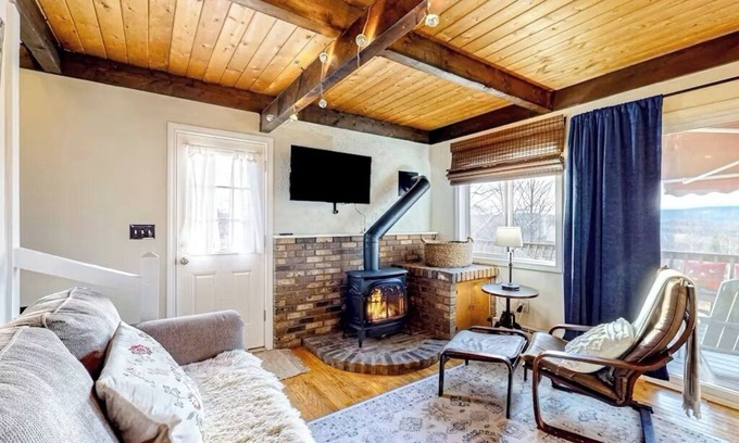 Whitefield Casa | NEW! Beautiful mountain view, big deck, grill, fireplace, firepit - 3BD/1.5BA