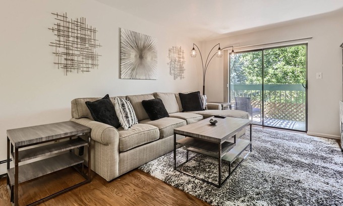 Bel Aire Apartamento | New! Beautifully Decorated Apartment -Pool/Desk/AC/Patio