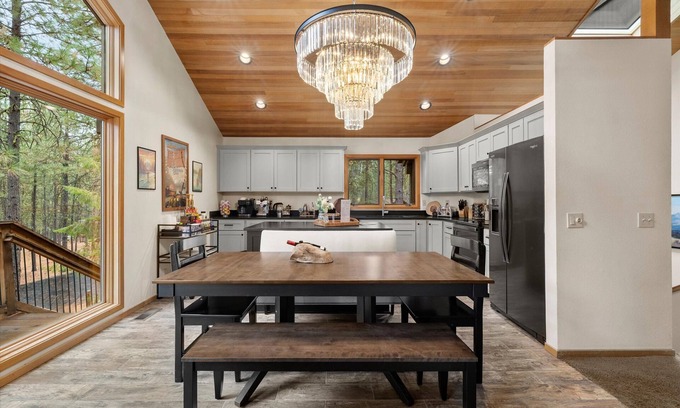 Black Butte Ranch Cabina | NEW! Black Butte Ranch 5 star Luxe!Arcade/Movie Room/Hot Tub/Sauna/2 Playrooms!