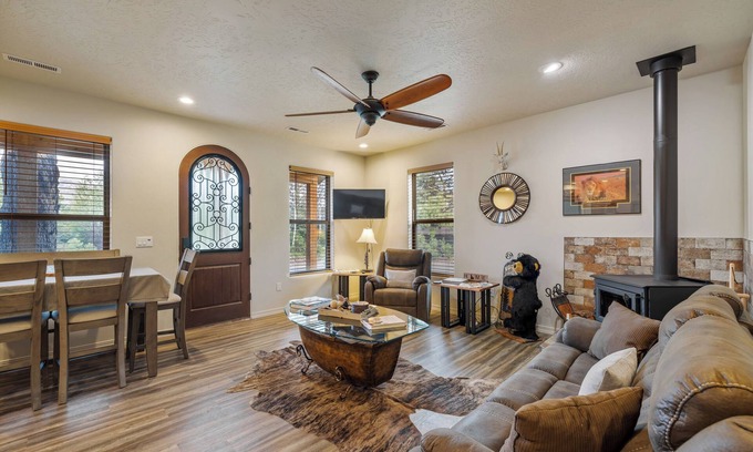 Cascade Casa | New* Bogie Bungalow - Walk to lake, bar & restaurant - Near golf course - AC - Fireplace - Pet Ok
