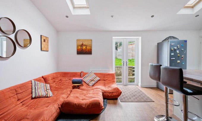 Leeds Casa | NEW Bright & Stylish 4BD Home City Centre of Leeds