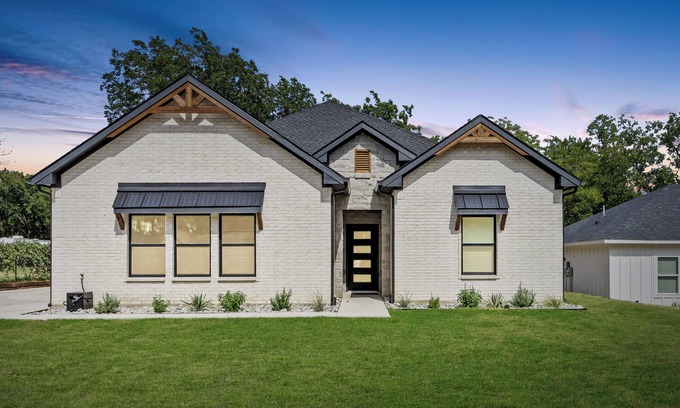 Denison Casa | New Build - 2 Ensuite King Bedrooms - Starlink WiFi + Roku TVs - Walking Trails