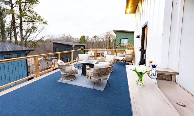 Hayes Casa | New Build: Blue Rooftop& Patio min's from Downtown, Duke, NCCU, Hospital,