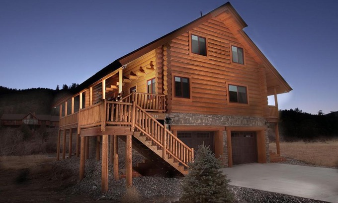 South Fork Casa | New Build - South Fork Retreat with river view! 5 BR for 14!