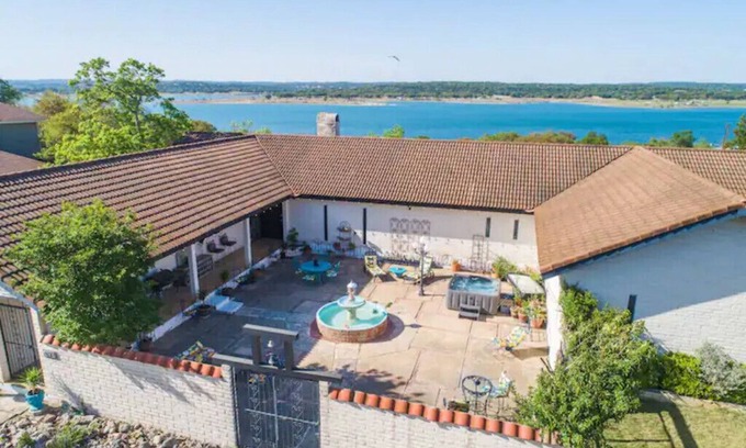 Canyon Lake Casa | NEW! Canyon Lake WATERFRONT Villa~Hot tub~Sleeps 16