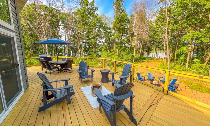 Necedah Casa | New Castle Rock Lakefront Getaway w hot tub and boat slip