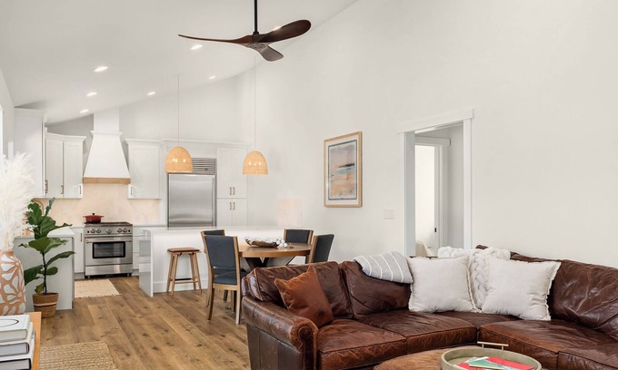 Fall City Casa | NEW! Charming 2-bedroom Modern Cottage in peaceful Fall City with AC and Views
