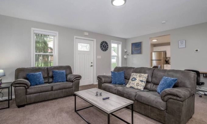 Cuyahoga Falls Casa | NEW! Clean & Remodeled Home in Cuyahoga Falls! Right by the National Parks!
