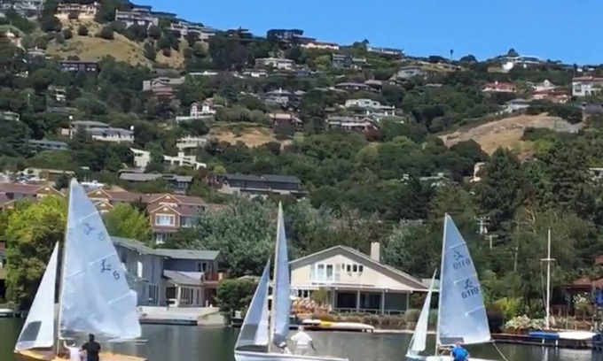 Belvedere Tiburon Casa | Un nivel de mediados de siglo casa de la orilla de la laguna de Belvedere. Alquiler de verano