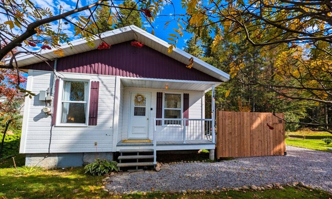 Saint-Tite-des-Caps Chalet De Esquí | New! Cozy and friendly chalet with spa & BBQ