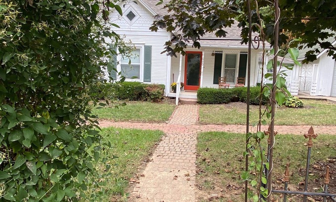 Baldwin City Casa | New! Cozy Cottage Just Blocks From Baker Campus