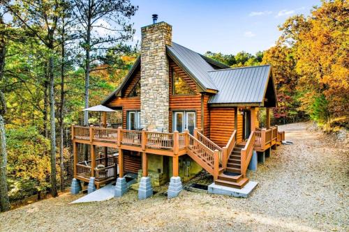 Broken Bow Casa | New Creekside Cabin w Spa + Views Sleeps 12