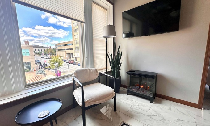 Muscatine Apartamento | New Downtown loft - Walk to shops, restaurants, pubs, riverfront trail