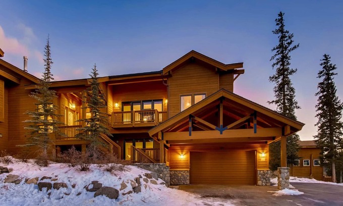Woodmoor Cabina | NEW Emmett's Peak in Breck, Forest & Mountain Views, 5min drive to Slopes/Downtown, Hot Tub