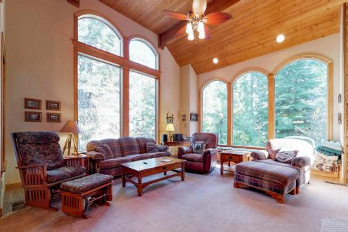 Shaver Lake Casa | New England Cottage