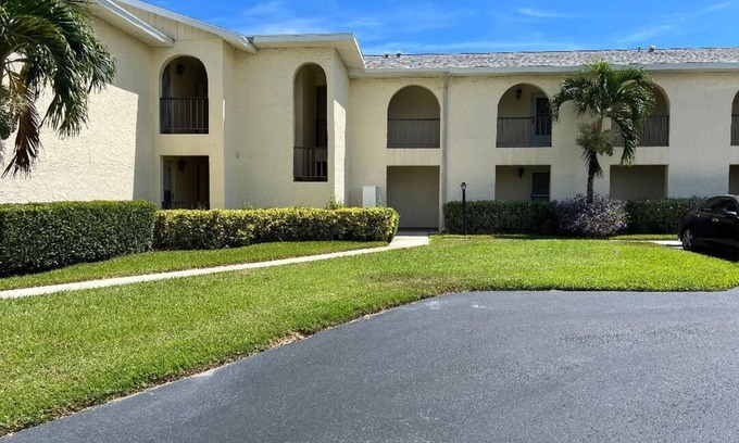 Vero Beach Condominio | New everything Condo, great water views an lots of amenities. Fully furnished