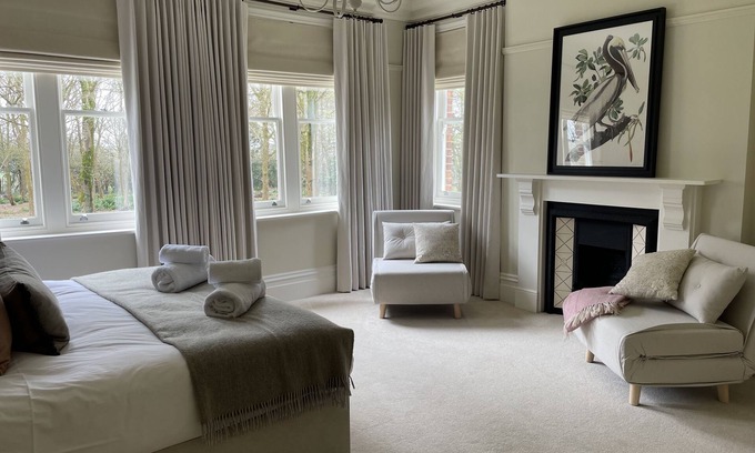 West Parley Casa | NEW Exquisite & Stylish Country Home, Spa Pool, Huge Grounds, Sleeps up to 16,
