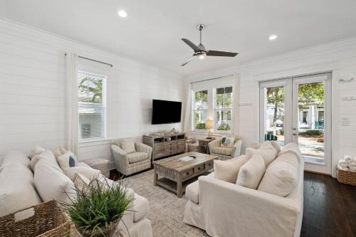 Greenway Park Casa | NEW! Fall Break OPEN 4 BR, Pool, Bikes & close to shopping & beach