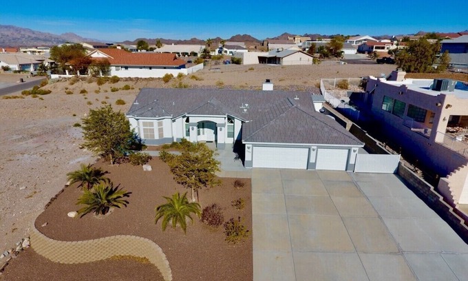 Sunridge Estates Casa | New Family Home, Large Driveway Close to The Lake, The River, and The Casinos.