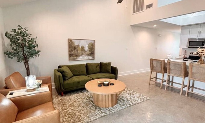 Milton Casa | NEW Festival House KING Bed Luxe Amenities 70" TV