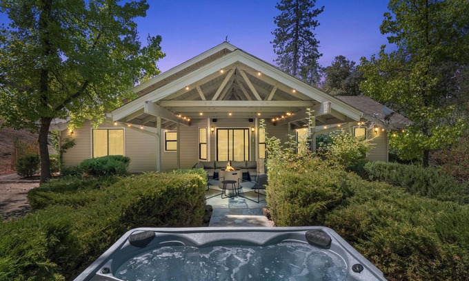 Ahwahnee Casa | NEW - Fire pit - Game room - Sleeps 14 - 40 acres