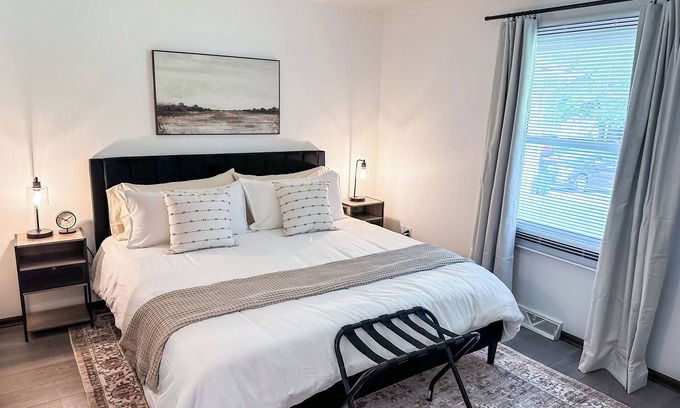 Grand Rapids Casa | NEW! GR Modern & Updated 2BR Retreat - Sleeps 8, Near Downtown!