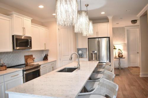 Folly Field Casa | New! HEATED POOL, BEACH HOUSE, Elevator, Walk to the Beach!